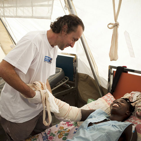 A member of the Humanity & Inclusion rehabilitation team with a patient following the earthquake in Haiti 